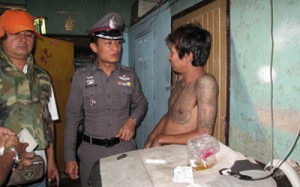 ตำรวจเข้าปิดล้อมตรวจค้นชุมชน