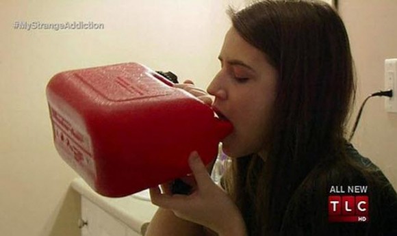 สาวอังกฤษดื่มน้ำมัน