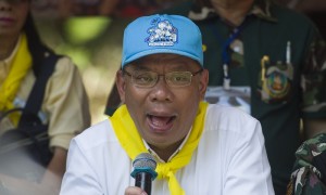 Chiang Rai Governor Narongsak Osottanakornstand (C) talks to the media as rescue operations continue for 12 boys and their coach trapped at Tham Luang cave at Khun Nam Nang Non Forest Park in the Mae Sai district of Chiang Rai province on July 4, 2018.
A new video of a youth football team trapped in the bowels of a Thai cave emerged July 4 showing the boys laughing and saying they are well after their astonishing discovery by divers nine days after going missing. / AFP PHOTO / YE AUNG THU